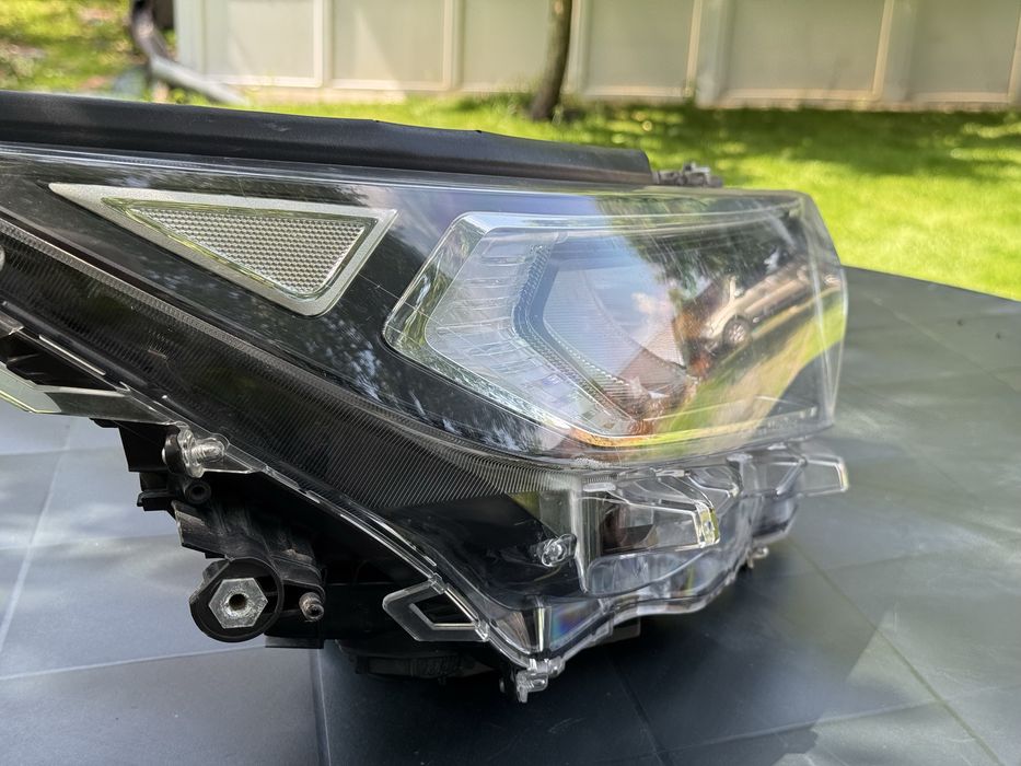 Фара Рав4 гибрид Европа 21 года