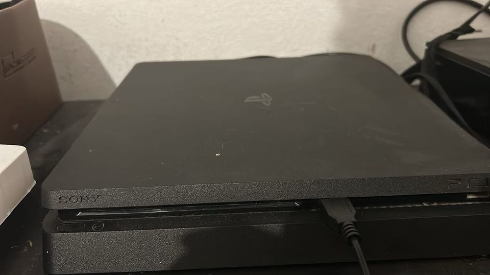 PS4 + bolsa + comandos e jogos