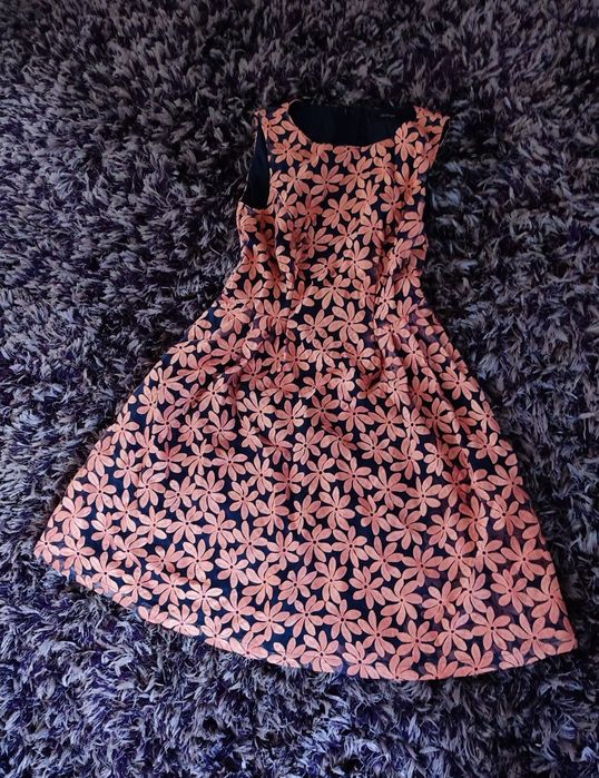 Letnia sukienka na ramiączka w kwiaty