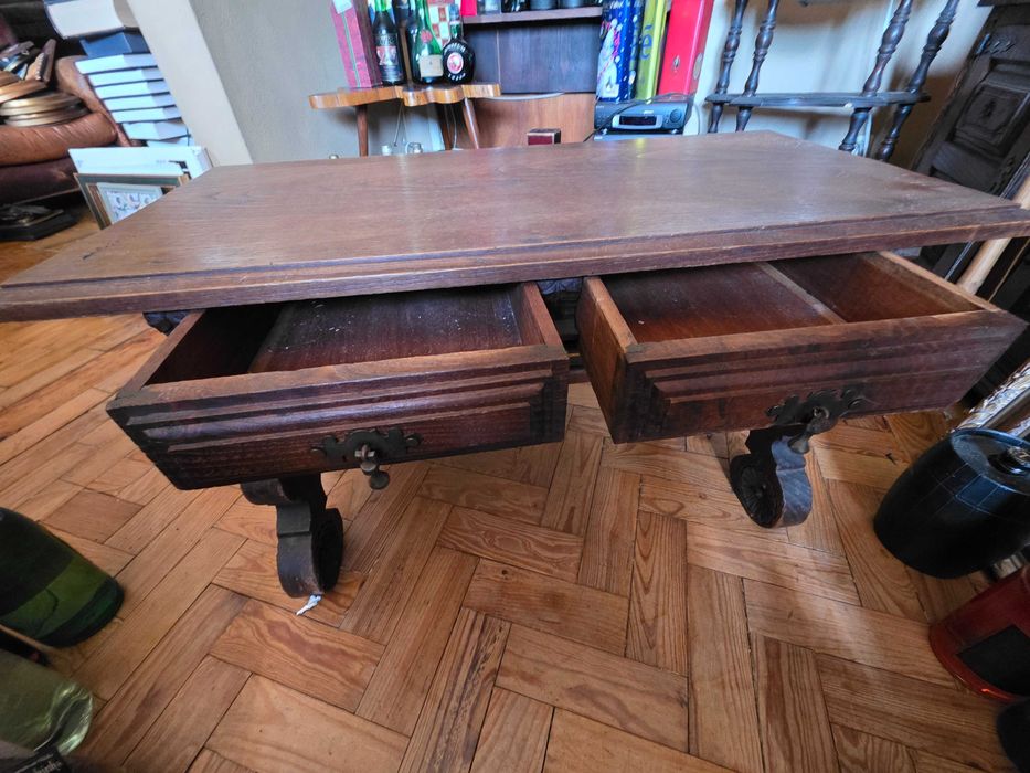 Mesa rectangular baixa em madeira