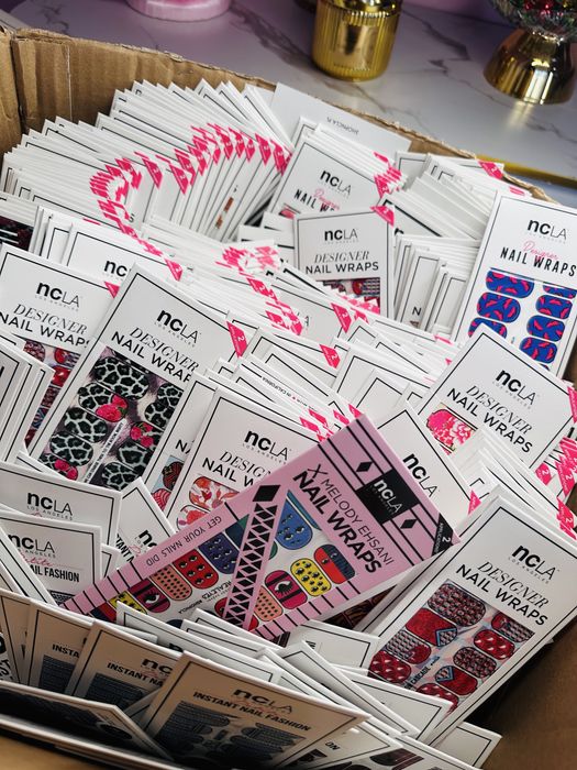 Naklejki na paznokcie. Hybrydowe paznokcie lakier