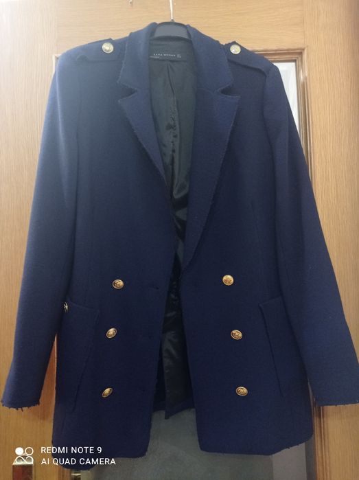 Zara. Casaco azul marinho com botões dourados. Novo.