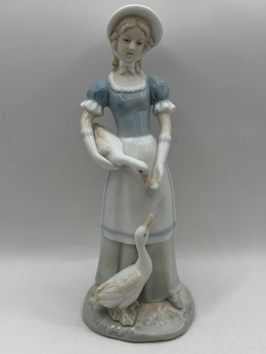 Porcelanowa figurka „Dziewczyna z gąska na rękach” St Michael