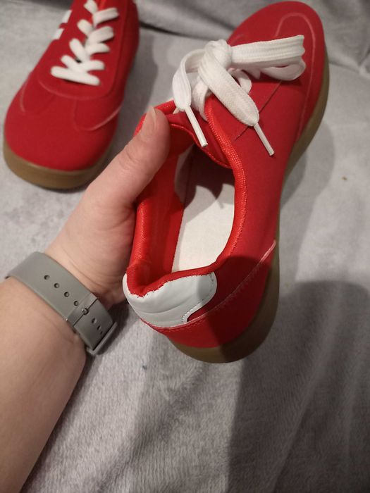 Czerwone buty sportowe