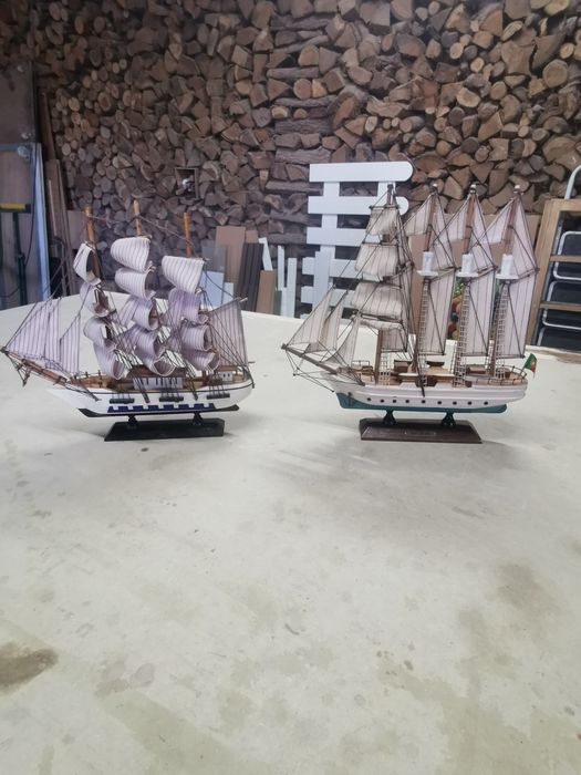 2 barcos em miniatura