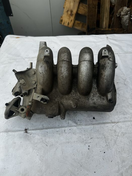 Впускной колектор Mazda 626