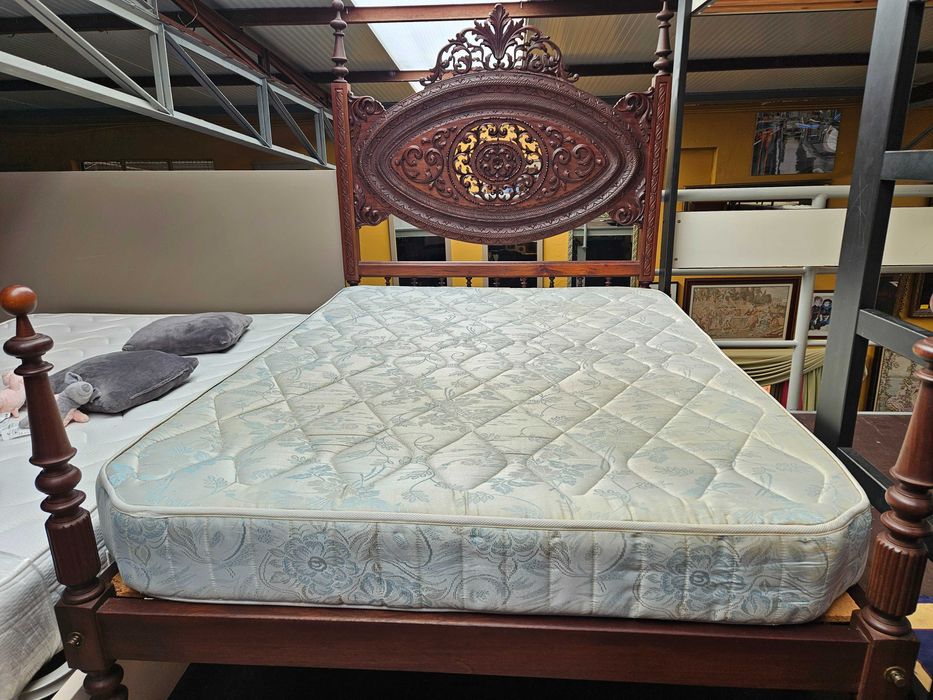 Cama em madeira com estrado e colchão - Muito bom estado geral