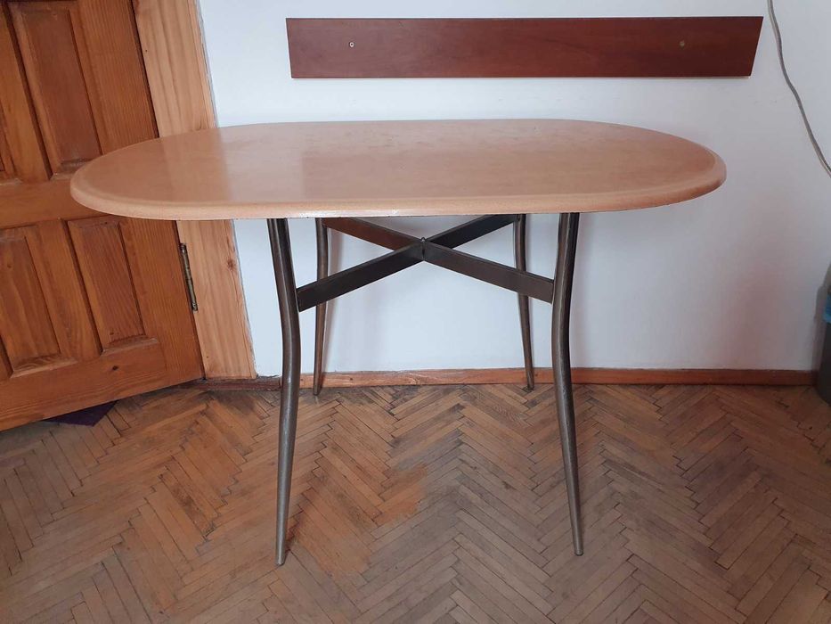 Стіл на міцьних ніжках, меблі, дім, офіс