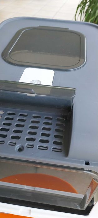 Caixa de areia para gatos.