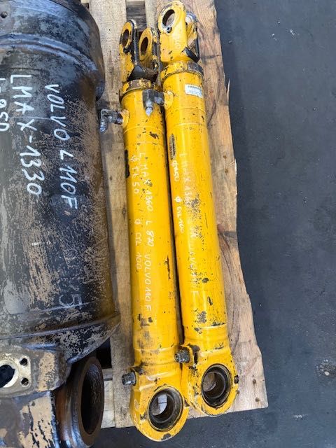 Volvo L 110 F/L120F USED HYDRAULIC CYLINDER komplqetbsiłowników do ładowarki