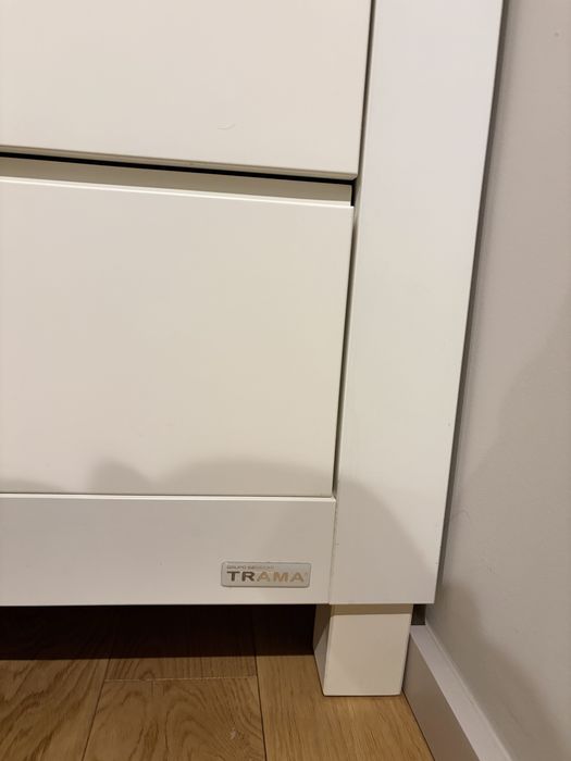 Cómoda em bom estado. Branca.