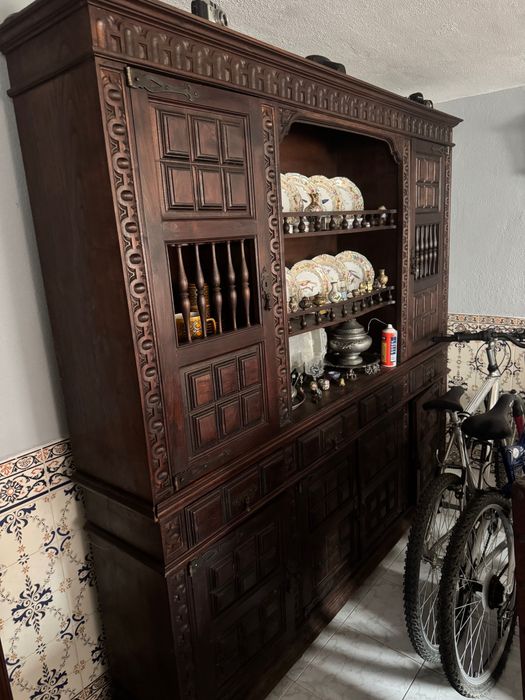 Conjunto de Móveis em Madeira Maciça – Mesa + Cadeiras + 2 Mobílias