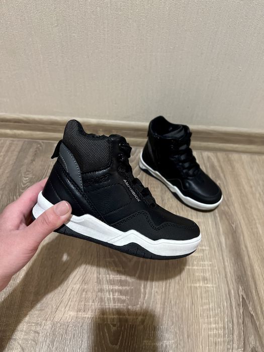 НА БЛИСКАВЦІ кросівки на хлопчика чорні хайтопи 26-32