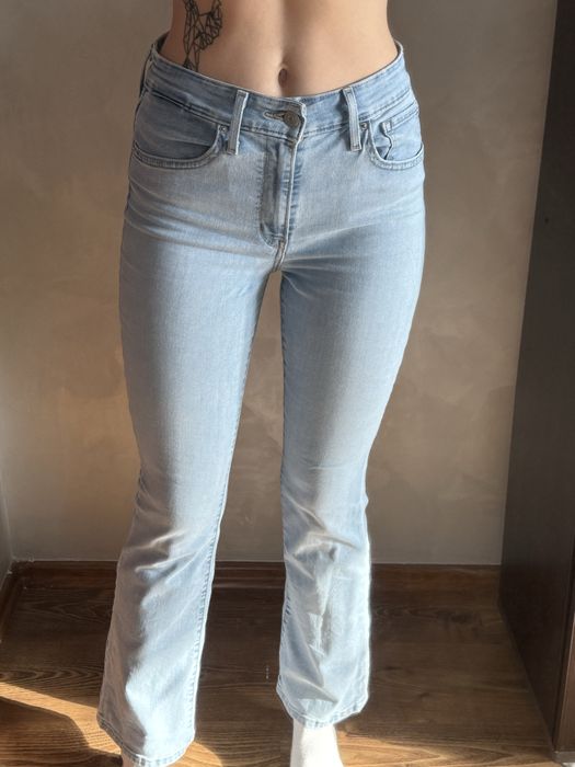 Джинси Левайс.