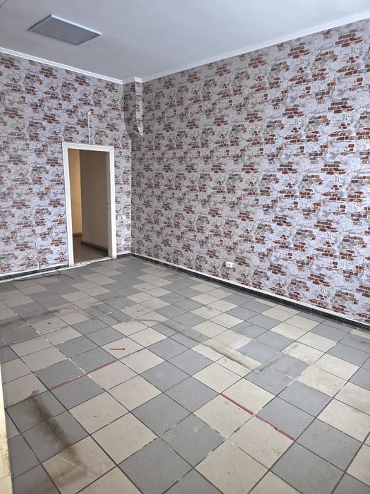 Комерційне приміщення 183м² та земельна ділянка 0,0345га