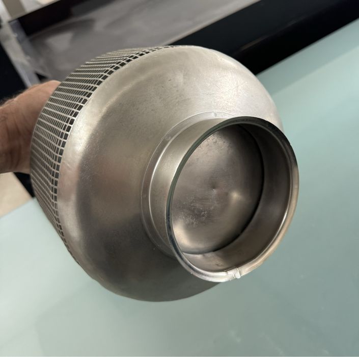 Peca de arte decorativa em metal que funciona como queima velas!