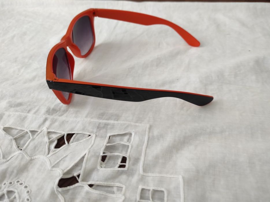 oculos cor-de-laranja e castanhos