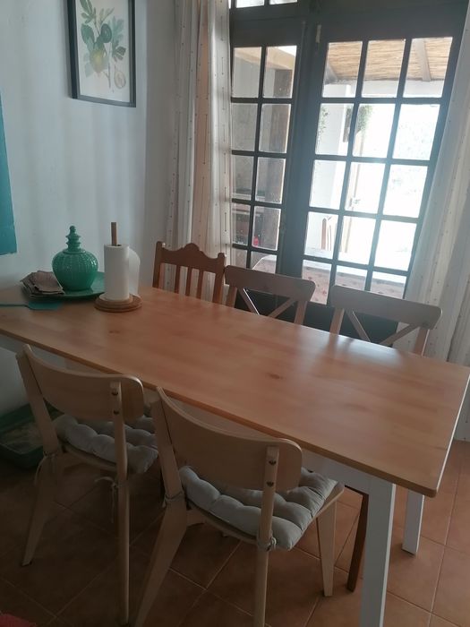 Mesa de jantar em madeira