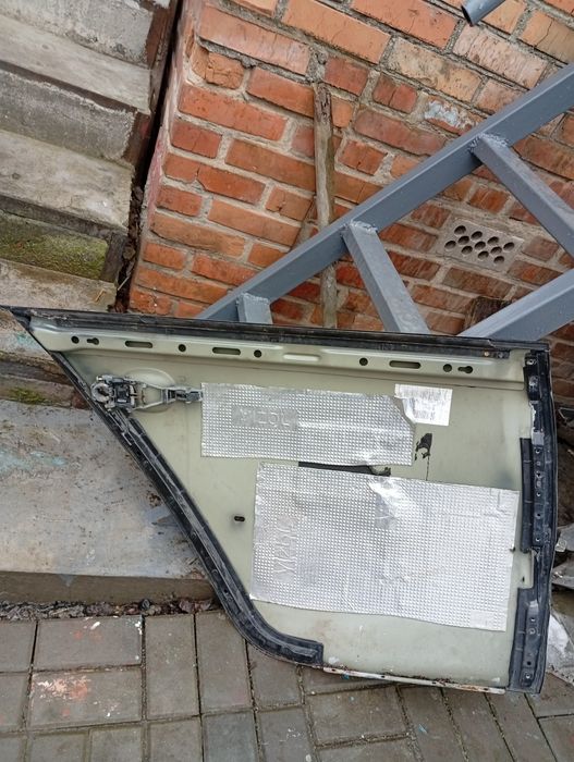 Продам глушник, бампера, шубу задніх дверей до VW Golf 5