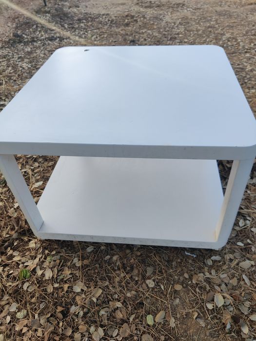 Mesa de centro branca com prateleira – bom estado