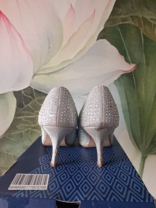 Błyszczące szpilki z cyrkoniami