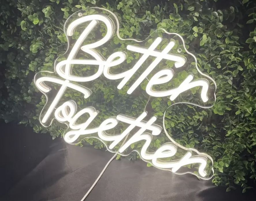 Napis LOVE/ciężki dym/fontanna iskier/ Together Better, auto do ślubu CLK kabriolet