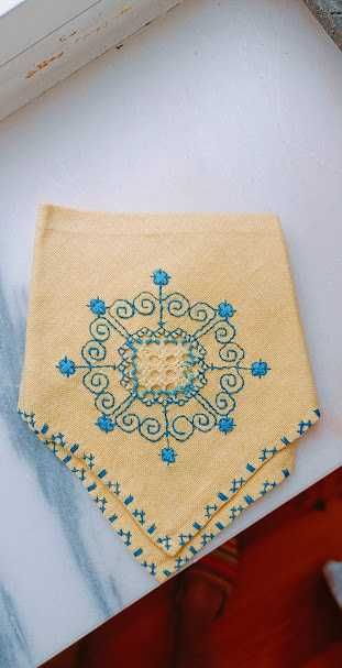 Grande colcha de linho. Tecido linho e pequena toalha de mesa bordada.