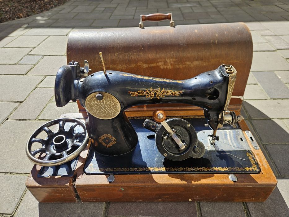 Продам швейную машинку