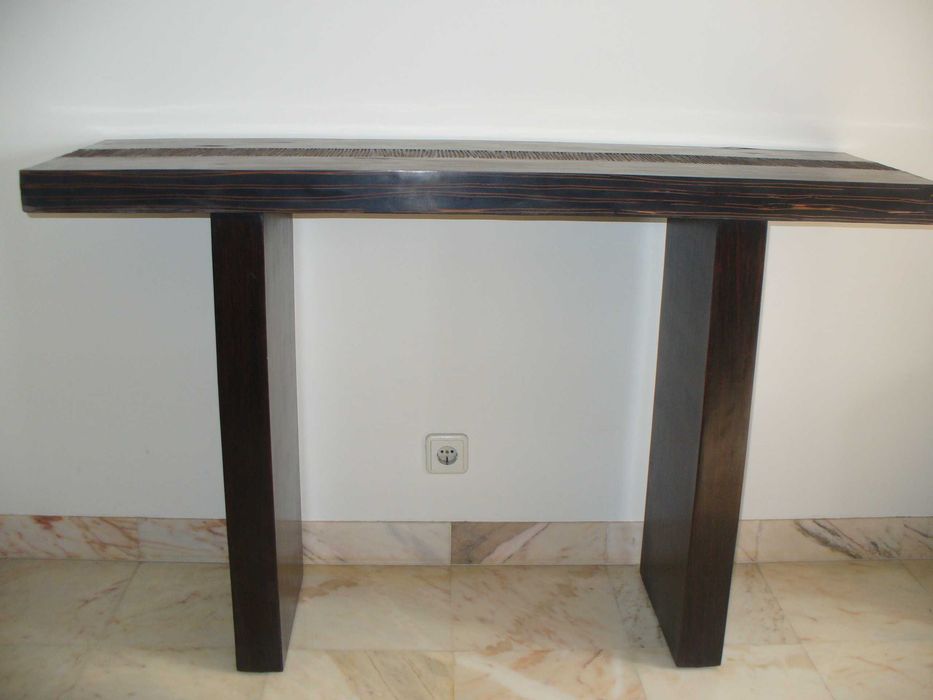 CONSOLA em madeira com decoração embutida em bambu