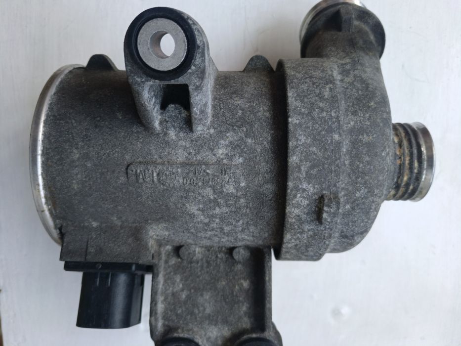 Продам водяную электрическую помпу на BMW X5 F15 3 л бензин помпу