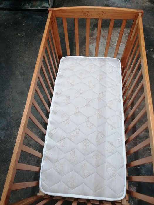 Cama de bebé nova