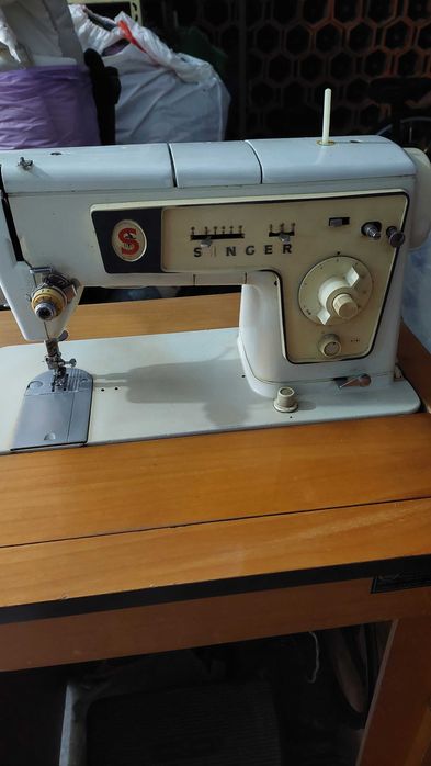 Máquina de costura Singer com armário