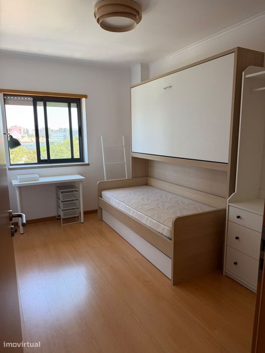 Apartamento T2 com Varanda e Garagem em Telheiras