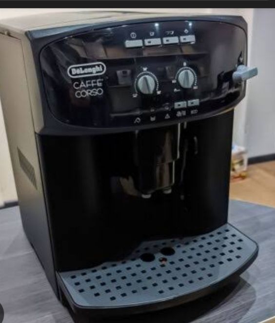 Ремонт кофемашин роботает подросток.