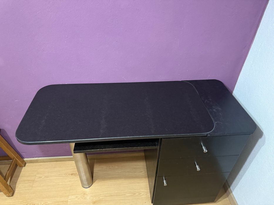 Mesa de Estética em madeira e pedra preta.