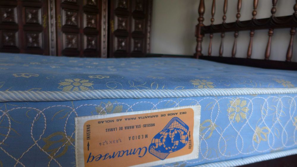 Armário grande em madeira maciça