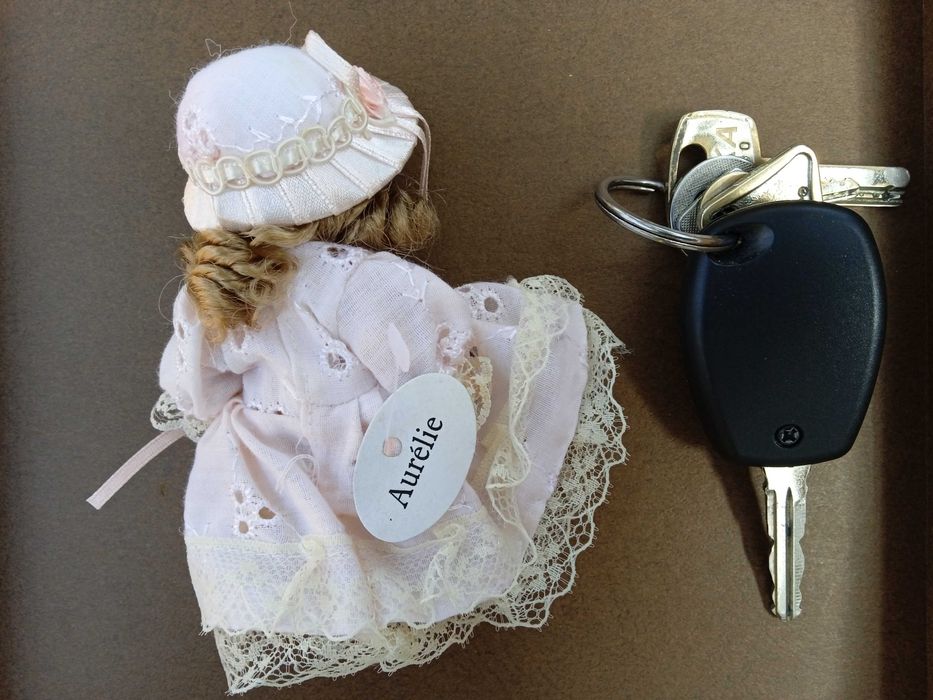 Colecção de 20 mini-bonecas de Porcelana