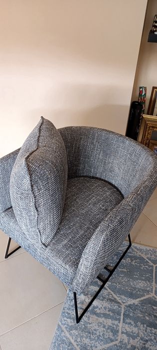 Cadeirão com pés em metal