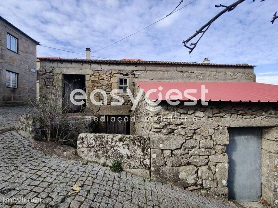 Moradia de 2 pisos com 126m2 para recuperar situada em Trancoso.