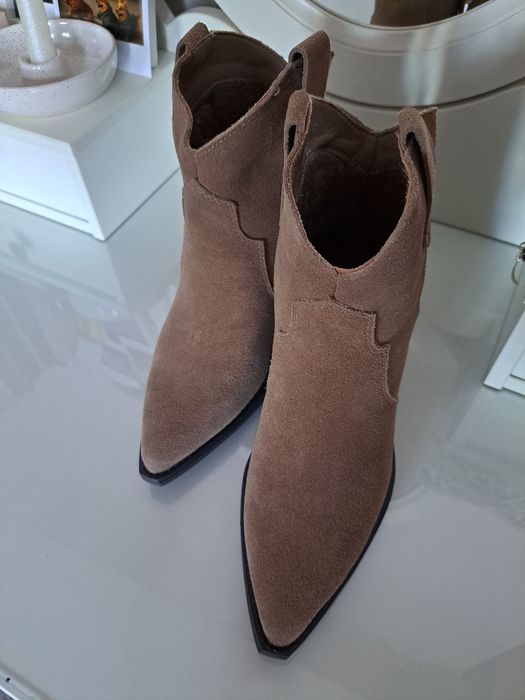 Zamszowe botki kowbojki