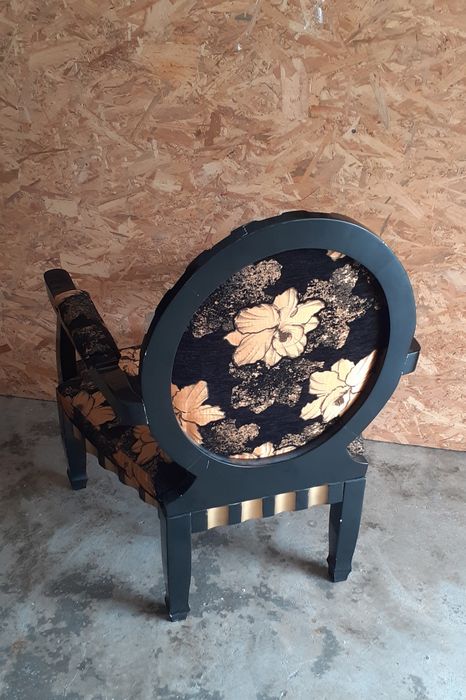 Poltrona preto e dourado