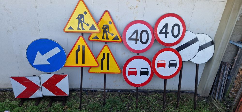 Znaki, oznakowanie na budowę zjazdu