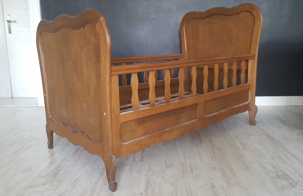 Stylowe francuskie łóżeczko.