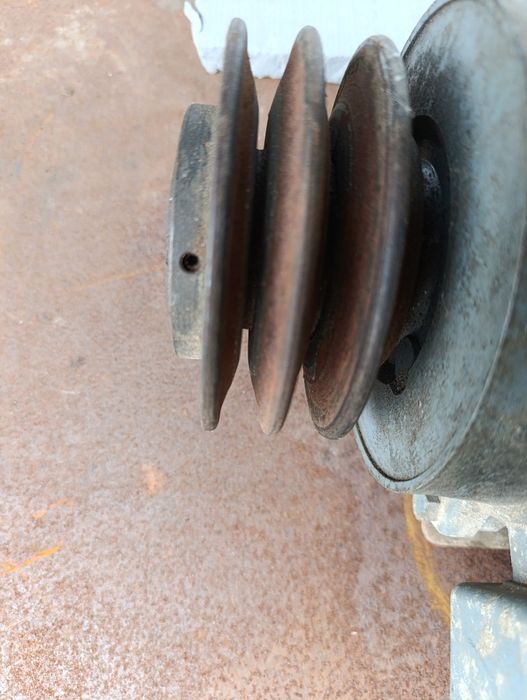 Електродвигун з регулюємим шківом