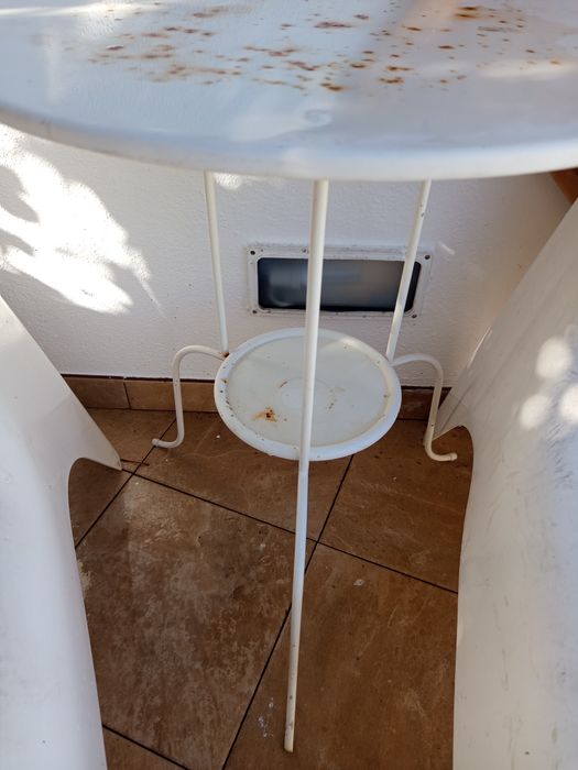 IKEA Conjunto de 2 poltronas e mesa de apoio a precisar de pintura