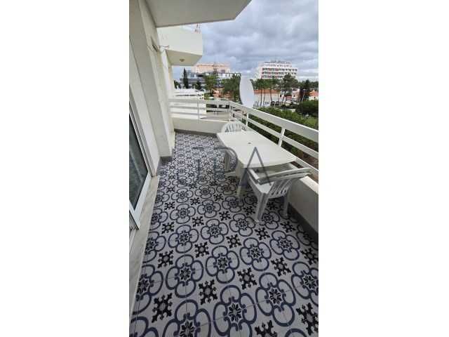 AF-T1-530-Monte Gordo com estacionamento exterior no parque .