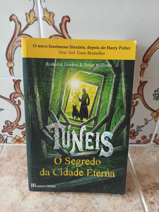 Livro Túneis - O Segredo da Cidade Eterna