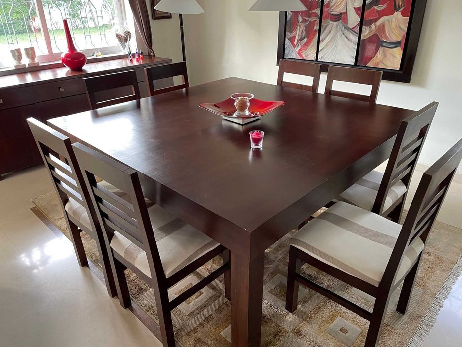 Mesa sala de jantar, oito cadeiras e estante de sala