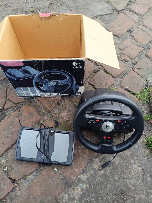 Руль і педалі Logitech