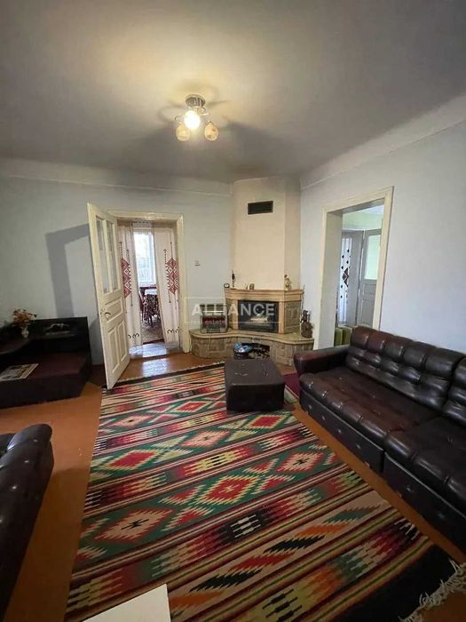 Добротний будинок з усіма комунікаціями в передмісті!